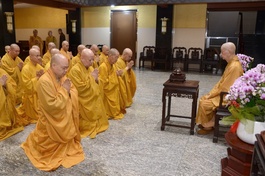 Ban Trị sự GHPGVN TP.HCM đảnh lễ khánh tuế Đức Pháp chủ - Ảnh: Bảo Toàn/BGN