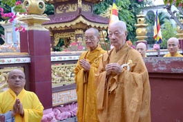 Đức Pháp chủ dâng hương, đảnh lễ bảo tháp Tổ Thiệt Thoại Tánh Tường, khai sơn Tổ đình Huê Nghiêm - Ảnh: Bảo Toàn/BGN