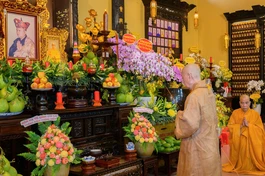 Đức Pháp chủ GHPGVN - Đại lão Hòa thượng Thích Trí Quảng thắp hương tưởng niệm Thượng toạ Thích Minh Phát - Ảnh: Tâm Quý/BGN