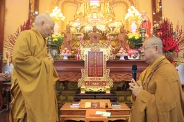 Hòa thượng Thiền chủ và Thượng tọa Phó Thiền chủ hạ trường chùa Quang Thọ tác pháp đối thú theo phép Thượng tọa - Ảnh: Lê Vũ/BGN