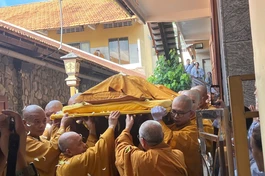 Môn đồ pháp quyến cung thỉnh nhục thân cố Trưởng lão Hòa thượng tân viên tịch rời phương trượng nhập kim quan 