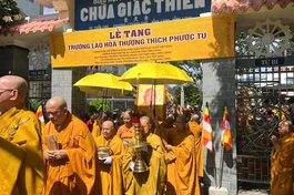 Phụng tống kim quan Trưởng lão Hoà thượng Thích Phước Tú trà-tỳ - Ảnh: Tâm Phúc