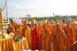 Chư tôn đức dâng hương tưởng niệm các anh hùng liệt sĩ tại Nghĩa trang Liệt sĩ Ninh Thuận (xã Xuân Hải)