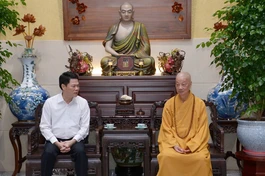 Cục trưởng Cục An ninh nội địa - Bộ Công an thăm, chúc mừng Đại lễ Vu lan đến Đức Pháp chủ GHPGVN - Ảnh: Bảo Toàn/BGN