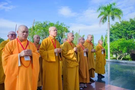 Hòa thượng Thích Huệ Thông cùng chư tôn đức Ban Thường trực Ban Trị sự Phật giáo tỉnh Khánh Hoà viếng Nghĩa trang Liệt sĩ Hòn Dung trước thềm Đại hội đại biểu Phật giáo tỉnh - Ảnh: Tâm Quý