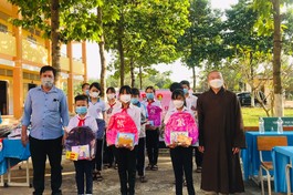 Đại đức Thích Đồng Lợi, trụ trì chùa Khánh An trao quà Tết cho các em học sinh vượt khó học tốt