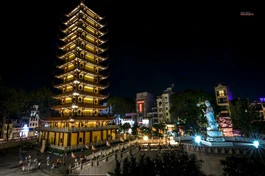 Người dân cầu nguyện dưới chân Bồ-tát Quán Thế Âm tại Việt Nam Quốc tự