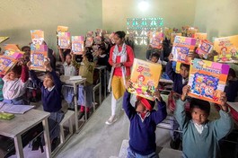 Trường Kiều Đàm Di trao tặng 2.400 bộ sách giáo khoa đến học sinh nghèo