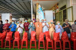 Đại đức Thích Lệ Lạc trao tặng 300 phần quà đến bà con có hoàn cảnh khó khăn trên địa bàn huyện Nhà Bè 