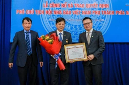 Lãnh đạo Hội Nhà báo VN trao Bằng khen và Kỷ niệm chương ghi nhận những đóng góp của ông Trần Trọng Dũng 