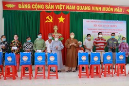 Ban Trị sự Phật giáo quận 4 tặng quà đến Đồn Biên phòng Cửa khẩu quốc tế Bình Hiệp, Long An