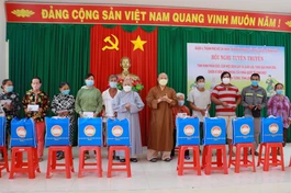 Ban Trị sự Phật giáo quận 4 tặng quà đến Đồn Biên phòng Cửa khẩu quốc tế Bình Hiệp, Long An