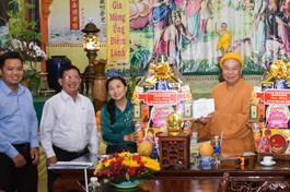 Đại diện lãnh đạo Ủy ban MTTQVN TP.HCM chúc mừng Phật đản đến Hòa thượng Thích Thanh Sơn - Ảnh: T.Đồng Phước