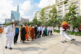 Lãnh đạo TP.HCM dâng hương, hoa tưởng niệm Chủ tịch Hồ Chí Minh và Chủ tịch Tôn Đức Thắng