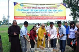 Ban Trị sự Phật giáo tỉnh Trà Vinh xây dựng đường giao thông nông thôn và tặng quà bà con nghèo mùa Phật đản