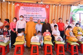 Chùa Long Hoa trao tặng 270 phần quà đến các em mồ côi bởi Covid-19 nhân Phật đản