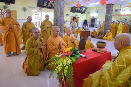 Các hành giả đang thực hiện lễ đối thú An cư