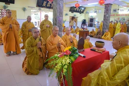 Các hành giả đang thực hiện lễ đối thú An cư