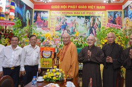 Ông Nguyễn Hữu Hiệp thăm, chúc mừng Phật đản đến Hòa thượng Thích Thanh Sơn 