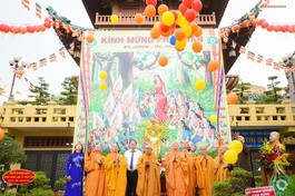 Thả bóng bay cầu nguyện thế giới hòa bình