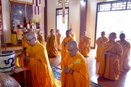 Phật giáo tỉnh Đắk Nông niêm hương bạch Phật tại chánh điện chùa Hoa Nghiêm 