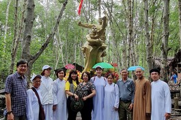 Trước Tượng đài chiến sĩ đặc công Rừng Sác, huyện Cần Giờ