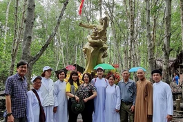 Trước Tượng đài chiến sĩ đặc công Rừng Sác, huyện Cần Giờ