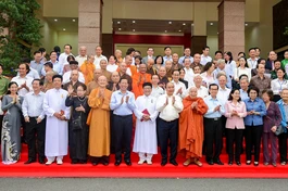 Chủ tịch nước Nguyễn Xuân Phúc chụp ảnh lưu niệm với cử tri