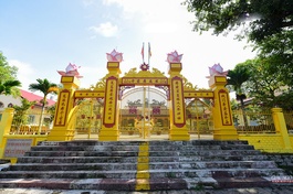 Cổng trước tổ đình Bác Ái được xây dựng lại