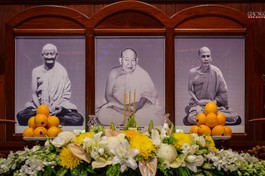 Di ảnh Trưởng lão nhị Tổ Giác Chánh (ở giữa) tại Tổ đường tổ đình Minh Đăng Quang (Vĩnh Long)