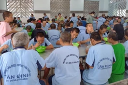 Hơn 1.000 suất ăn được Ban Trị sự Phật giáo huyện Nhà Bè trao tặng đến các bệnh nhân 