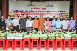 Chùa Đức Phú tặng quà đến nạn nhân chất độc màu da cam