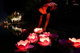 Những hoa đăng mang thông điệp yêu thương được thả xuống dòng sông Sài Gòn trong đêm Vu lan