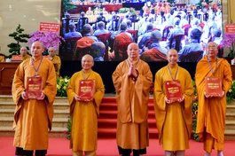 Hòa thượng Thích Lệ Trang trao quyết định Ban Phật giáo Quốc tế GHPGVN TP.HCM nhiệm kỳ 2022-2027 