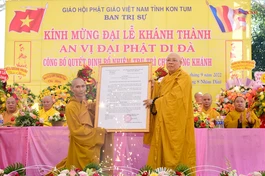 Hòa thượng Thích Quảng Xả trao quyết định bổ nhiệm trụ trì chùa Hưng Khánh đến Đại đức Thích Nhuận Dương