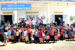 Các em học sinh điểm trường thôn 6, trường Tiểu học Bế Văn Đàn, tỉnh Kon Tum vui Tết Trung thu