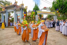 Phụng tống kim quan Ni trưởng Thích nữ Như Hương đến nơi trà-tỳ