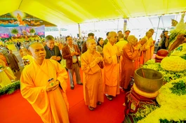 Chư tôn đức thực hiện nghi thức niêm hương cầu nguyện tại đại lễ cầu siêu