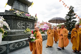 Hòa thượng Thích Trí Quảng nhiễu quanh bảo tháp Hòa thượng Thích Viên Giác 