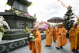 Hòa thượng Thích Trí Quảng nhiễu quanh bảo tháp Hòa thượng Thích Viên Giác 