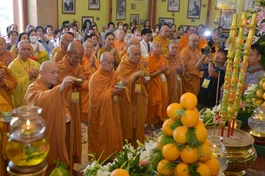 Chư tôn đức và quan khách niêm hương tại chánh điện trong lễ khánh thành Di tích đắc đạo Tổ sư Minh Đăng Quang tại Mũi Nai - Hà Tiên, tỉnh Kiên Giang - Ảnh: BGN