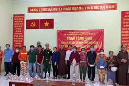 Ban Trị sự Phật giáo huyện Cần Giờ tặng quà đến người dân khó khăn tại ấp Bình Lợi, xã Bình Khánh, huyện Cần Giờ 