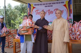 Thượng tọa Thích Thanh Bảo trao quà hỗ trợ các hoàn cảnh khó khăn tại chùa Khánh Linh - Ảnh: Ban TT-TT Phật giáo Kon Tum