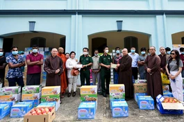 Thượng tọa Thích Thanh Phong trao tặng các phần quà đến người dân Sri Lanka gặp nạn