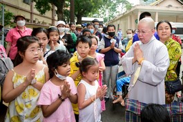 Sư cô Thích nữ Thánh Châu hướng dẫn các em thiếu nhi tại Bệnh viện Nhi Đồng 2 niệm Phật 