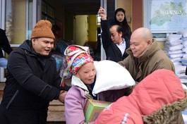 Thượng tọa Thích Thanh Phong trao tặng những phần quà đến người dân tại Y Tý, Lào Cai