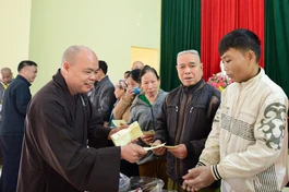Thượng toạ Thích Thanh Phong trao quà đến người dân tại tỉnh Hòa Bình