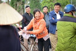 Nụ cười của những người nhận quà