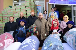 Trao tặng các phần quà đến người dân tại Y Tý (Lào Cai)