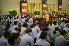 Thượng tọa Thích Thiện Quý, Phó ban kiêm Chánh Thư ký Ban Trị sự GHPGVN TP.HCM thuyết pháp trong khuôn khổ chương trình Pháp hội Dược Sư tại Việt Nam Quốc Tự sáng mùng 7 tháng Giêng năm Quý Mão